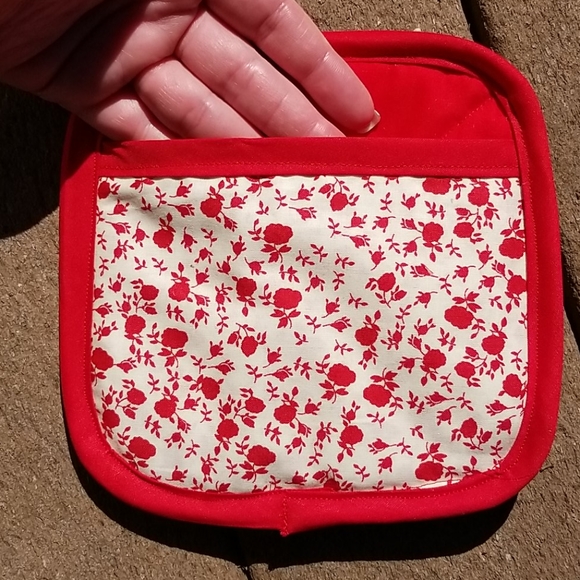 Red & Cream Homemade Potholders Set of 4 - Picture 5 of 5